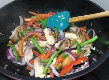 step6: 再加入<a href="https://bit.ly/2ZxapeY" target="_blank" data-keyword="雞扒" class="guide-link"><strong>雞扒</strong></a> <span style="display:inline-block;vertical-align:middle;margin-top:-3px;color:initial;border-radius:3px;padding:2px 3px;font-size:12px;line-height:14px;background:#87d300;color:#fff;">即買</span> 快炒, 加入鹽及糖調味