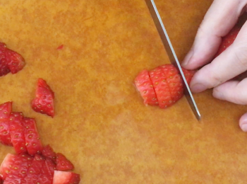 step3: 將草莓切粒。