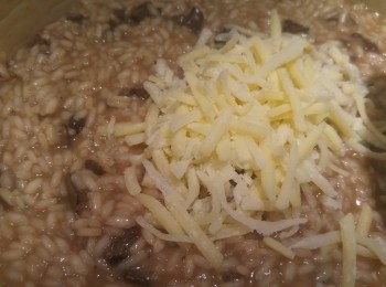 step6: 差不多完成時加入芝士炒混即可。