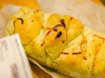 step5: 灑上芝士條、香草及黑椒，放入已預熱焗爐用190度焗20分鐘。