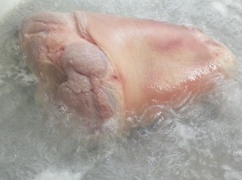 step1: 先將買回來的急凍猪手連膠袋不要開封泡在水中解凍,其間泡的水變冰便要倒走再換室温水直至猪手完完全全解凍肉變軟為止