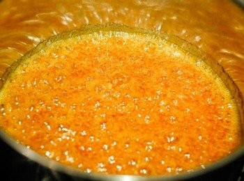 step2: 然後轉小火煮至糖變焦糖咖啡色，約需三至五分鐘 （期間不要再攪拌）