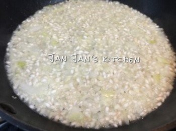 step4: 每次下雞湯的份量不能多，只能足夠剛剛可浸到米，加水前後搞勻些少米，再攤平煮，每粒米才能均勻受熱。水份不能全乾才加湯，差不多無才著少加，重複步驟至飯熟透及適合自己的口感為佳。大概需要30-40分鐘。