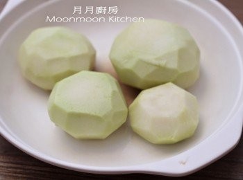 step1: 芥蘭頭去掉葉的部份，刮去硬皮，切條。