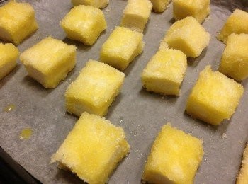 step7: 吐司丁一樣鋪在烤盤上