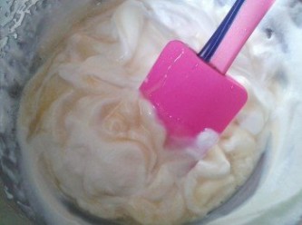 step3: 再將煉乳拌入鮮奶油泡沫中，輕手拌勻，不可大力以至鮮奶油分散