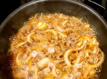 step5: 下炒好的洋蔥，和牛肉一起翻炒，翻炒幾下之後，下一碗清水，再下幾顆冰糖，下冰糖是為了讓湯汁更濃稠。不喜歡甜的也可不下。