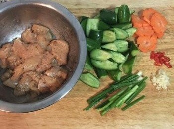 step2: <a href="https://bit.ly/3EZL8dD" target="_blank" data-keyword="雞胸" class="guide-link"><strong>雞胸</strong></a> <span style="display:inline-block;vertical-align:middle;margin-top:-3px;color:initial;border-radius:3px;padding:2px 3px;font-size:12px;line-height:14px;background:#87d300;color:#fff;">即買</span> 切成粗條狀，用醃料抓勻備用；蒜頭切末；辣椒切小圈；紅蘿蔔切片；小黃瓜切滾刀；蔥切段。