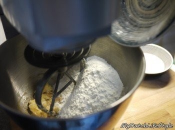 step1: 先將所有材料加入麵團機攪和(麵粉及小蘇打粉需最後才加入)。