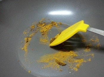 step2: 用1湯匙油起鑊,先爆香咖哩粉