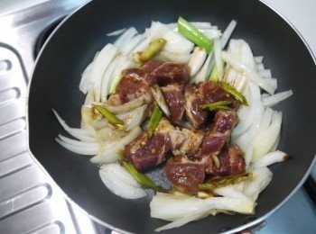 step3: 再將調味好的祥興畜牧場黑珍豬肉豬梅花肉塊倒入，連同調味醬汁一同加入悶炒。