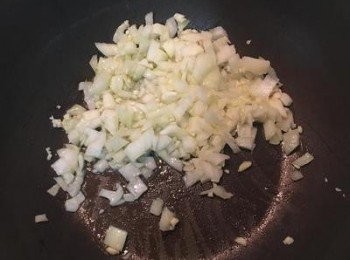 step7: 炒鍋內放入適量橄欖油，炒香洋蔥和蒜末。