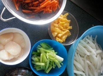 step11: 準備好各項材料:8隻鮮蝦去殼挑去腸,4隻冬菇.半條甘筍.1棵芹菜切絲,7g木耳浸軟切絲,8粒帶子洗淨