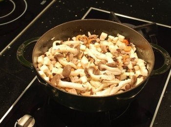 step3: 加入竹筍及菇菇做拌炒。