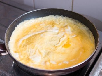 step2: 以中小火燒熱平底鍋，掃少許油，下雞蛋並搖勻成蛋皮。