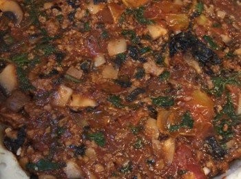 step4: 組合︰
1. 批內鋪入大啡菇片，再鋪入茄醬蔬菜餡料，