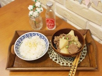 step6: 日式馬鈴薯燉肉^^ 這樣有日式食堂的感覺嘛~~呵呵!!!