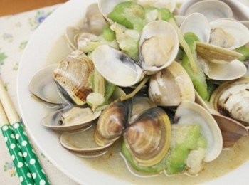 step8: 誰能抗拒得了這飽滿的蛤蠣和軟Q的絲瓜~~ 連湯汁也不能錯過呀~~拌飯好好吃呢&gt;///