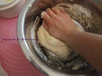 step2: 披薩材料全部手搓至麵糰圓球不黏手;用保鮮紙包實放入雪櫃30分鐘;同時準備材料