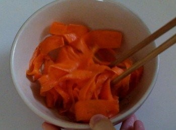 step2: 紅蘿蔔刨成薄片，加入1/4茶匙鹽攪勻，放置10分鐘後，用擠出水份。
下白醋和黑胡椒碎調味。