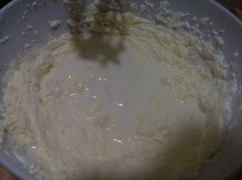 step2: 鲜奶和酸奶稍微加热至微温状态，接着倒入1中拌匀。 加入香草精，然后加入过筛的面粉和发粉拌匀。