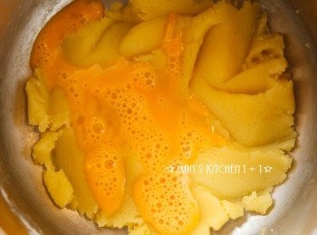 step3: 接著分次的將蛋液加入麵糊中並且攪拌均勻。