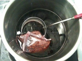 step1: 取出鍋子，倒入紅酒、黑糖、熱紅酒香料包（成分：肉桂粉、丁香、薑粉、橘皮絲、檸檬乾、肉豆蔻、八角），開小火，慢煮8分鐘（不要煮滾，所以邊煮要邊用湯匙攪拌）。