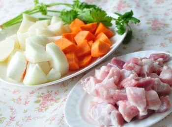 step1: 備料:將馬鈴薯、洋蔥、紅蘿蔔、五花肉切成差不多的塊狀備用