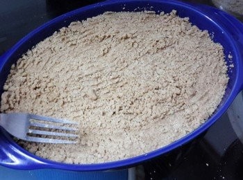 step4: 將麵包糠狀的‘’<span class="group_2">金寶</span>‘’ 鋪在蘋果上，用叉壓平，壓實