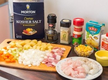 step1: 先預備好材料，如用新鮮蝦需要去除蝦頭及蝦殼還有挑腸，魚柳切粒。洋蔥﹑西芹﹑甘筍﹑薯仔及煙肉切方粒，其中薯仔切得大一點