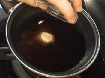 step3: 放入水、萬子豉油、 味醂、鰹魚粉、糖均勻後。