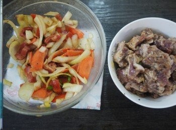 step5: 醃製時間到後,取出牛肉,把碗裡的牛肉跟蔬菜分開.
   蔬菜的部分可以丟棄不要用了,畢竟染了牛肉的腥味了.