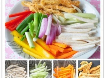 step1: 備<span class="group_1">食材</span>:杏鮑菇、紅黃彩椒、紅蘿蔔、紫洋蔥切絲；西洋芹、青蔥切段；豆皮切長條後香煎至微焦。 另外將西洋芹、紅蘿蔔、杏鮑菇分別川燙後撈起備用