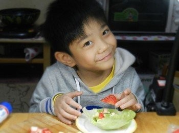 step3: 讓孩子將水果丁放入生菜內