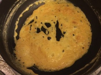 step4: 小貼士：最好把<a href="https://bit.ly/3zHU5V3" target="_blank" data-keyword="雞翼" class="guide-link"><strong>雞翼</strong></a> <span style="display:inline-block;vertical-align:middle;margin-top:-3px;color:initial;border-radius:3px;padding:2px 3px;font-size:12px;line-height:14px;background:#87d300;color:#fff;">即買</span> 煎時保持9成熟，加入咸蛋黃時再翻炒就剛剛好完全熟，做到非常滑嫩。