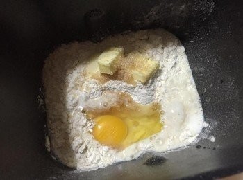 step2: 奶油室溫融化, 將所有材料(除了餡料之外)放入鋼盆中攪拌均勻, 用手揉成麵團（或是用麵包機/攪拌機揉麵功能）