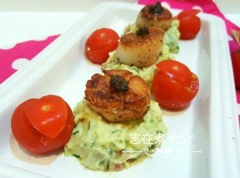 step6: 鋪上牛油果醬、帶子及黑松露醬即可享用