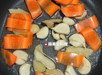 step4: 聞到薑的香氣時，倒入水，放入紅蘿蔔片。