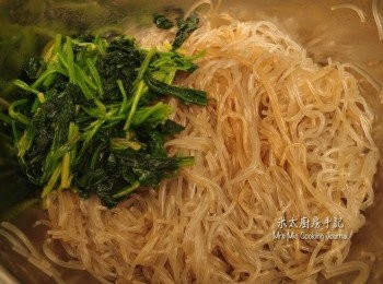 step5: 粉絲放滾水中烚約6分鐘，放筲箕瀝乾水分，之後把粉絲放入一大盤中，加入麻油、醬油各1湯匙和糖1茶匙充分拌勻。