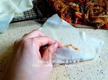 step11: 期間將春卷皮分成一塊塊 , 麵粉加少許水拌勻 , 平放春卷皮 , 將餡料放在較下方位置 , 先卷起 , 不要太緊