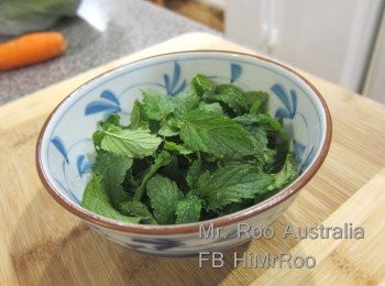 step5: 點搞呢喂:
1. 灼熟蝦, 去殼(如果你係都要買有殼蝦的話), 洗好薄荷葉同basil, 只用葉, 唔用莖 (唔駛諗住可以用埋佢慳下, 條莖通常好硬的), 呢幾樣算係好簡單。

2. 挑蝦腸: 如果買有殼的蝦, 而又唔想食屎, 請挑腸。