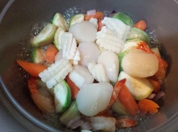 step5: 將所有<span class="group_1">材料</span>加入煮一會。