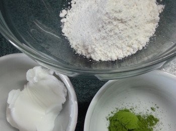 step5: 再將(B部份)油皮材料拌勻搓成粉糰,再加入綠茶粉拌勻(此份量可做8個酥餅)