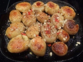 step8: 放入蒜末及辣椒拌炒出香氣,撒上少許的黑胡椒粉及紅椒粉,再用香菜或巴西里提味即可起鍋。