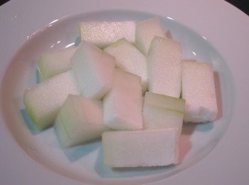 step2: 將冬瓜約半圈的分量，切成1cm厚3cm長的大小放置盤內備用。