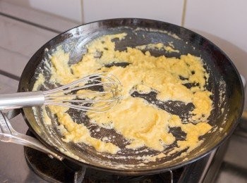 step3: 下中筋麵粉，以打蛋器拌勻至沒有乾粉粒後保持攪動多煮約 3 分鐘。