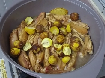 step6: 贊酒; 下栗子及適量水份