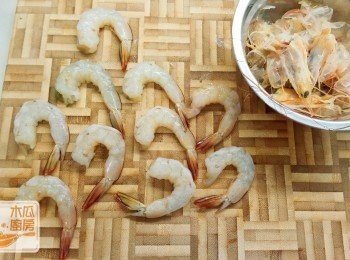 step2: 蝦去殼留用，去腸