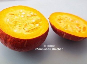 step6: 南瓜將頂部約1/4切開，刮去中間的籽。