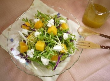step5: 將生菜沙拉(綠捲鬚)、紫色高麗菜、芒果丁稍稍拌勻至於盤中,再將羊乳酪捏小塊放上,吃之前再將沙拉醬淋上~